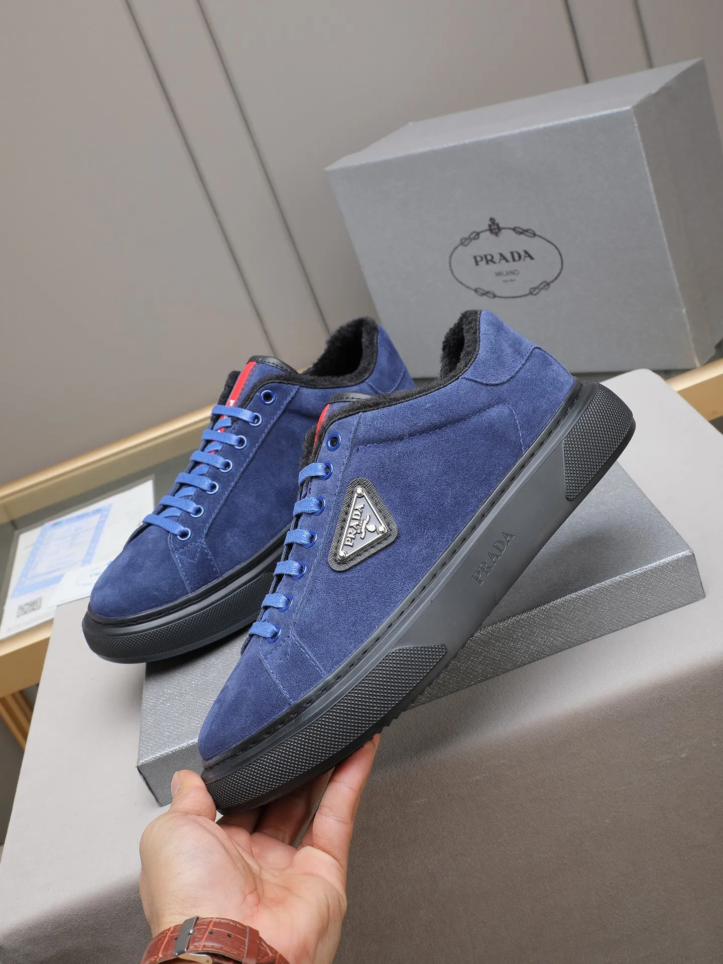 PP440 Prada/Prada men's new casual shoes, this upper is made of imported calfskin + velvet lining! The outside is decorated with the P family's classic metal triangle enamel logo, and the outsole is made of non-slip sports foam ultra-light outsole, which feels good on the feet and is a fashionable and fashionable item! Four colors to choose from!  Size: 38-44 (45 customized)